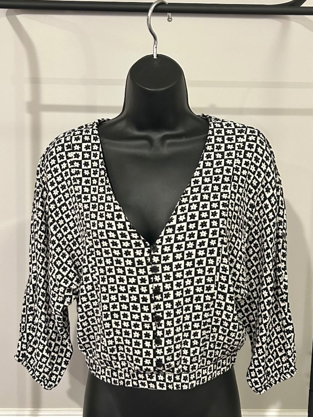 Kendall + Kylie boho 3/4 sleeve V-neck top; small